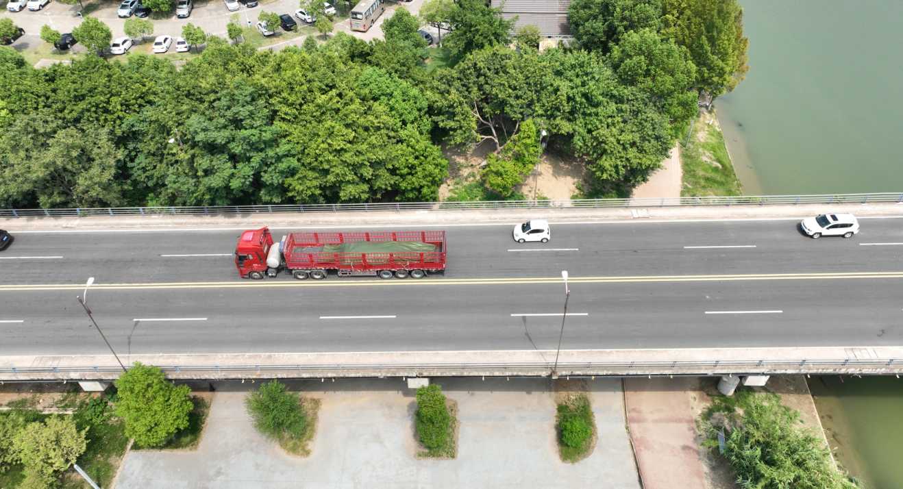Field image of M4 acquiring bridge-model imagery