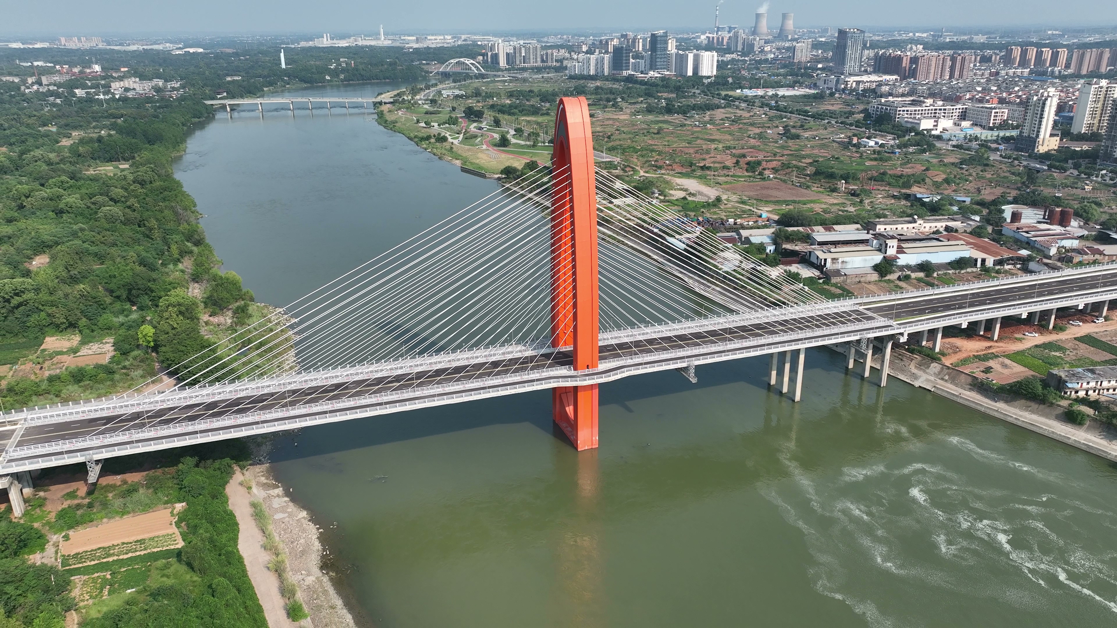 成都淮州沱江特大桥主塔与跨河桥跨